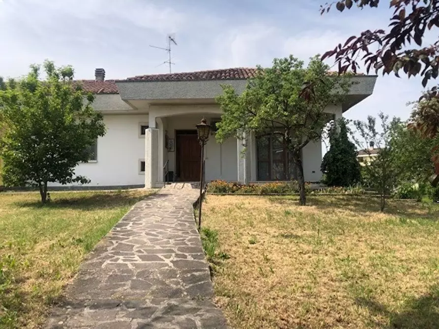 Immagine 1 di Villa in vendita  a Castiglione D'adda