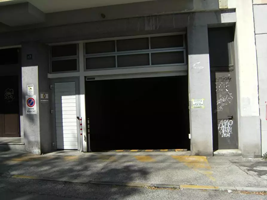 Immagine 1 di Posto auto in affitto  a Trieste