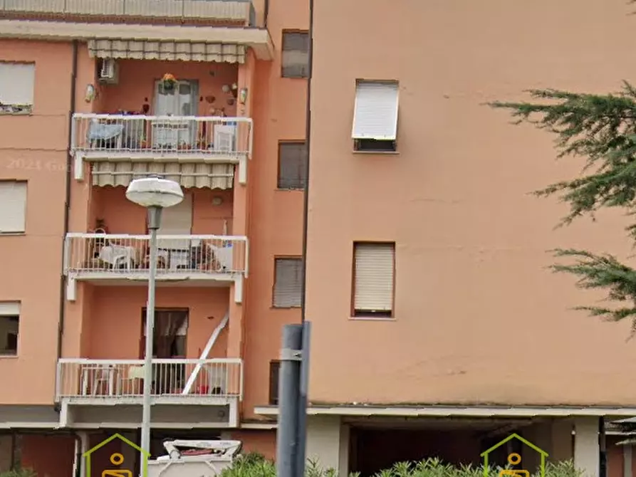 Immagine 1 di Appartamento in vendita  in Piazza Giulio Cesare Pupilli  1 a Pescia