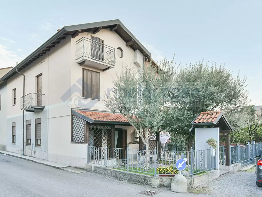 Immagine 1 di Appartamento in vendita  in VIA PASCOLI a Pessano Con Bornago