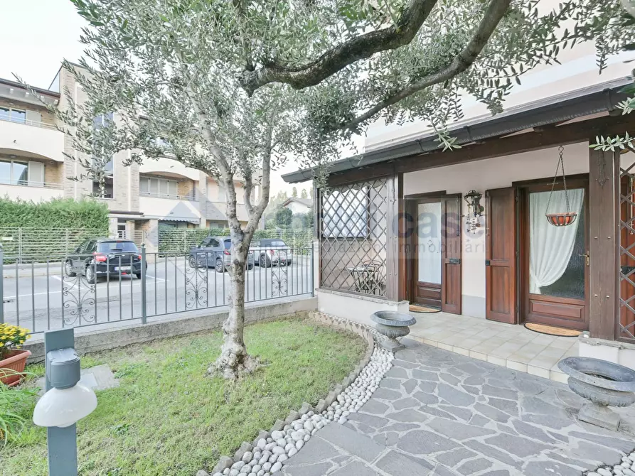 Immagine 1 di Casa indipendente in vendita  in VIA PASCOLI a Pessano Con Bornago