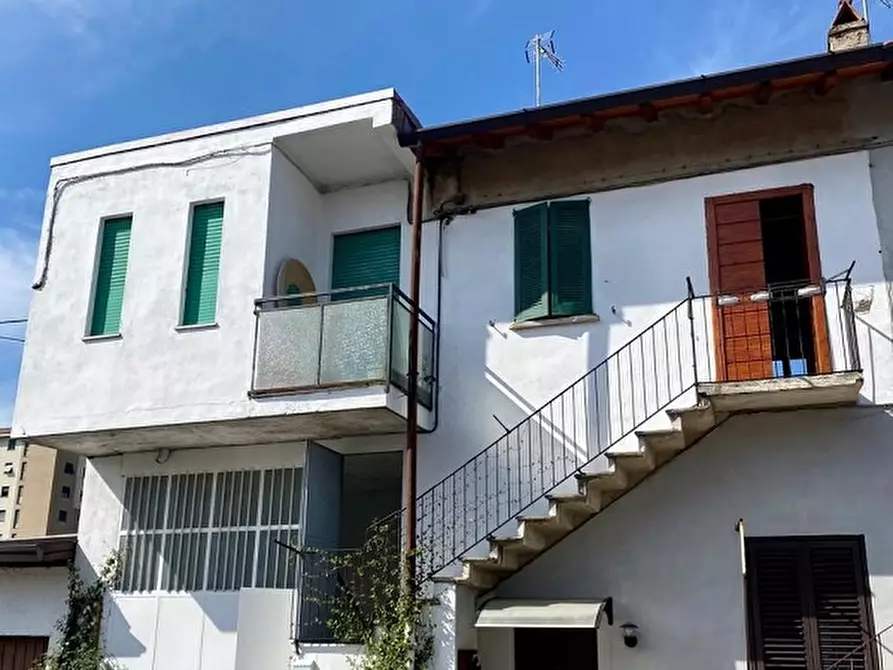 Immagine 1 di Casa indipendente in vendita  in VIALE LIBERTA' a Vignate