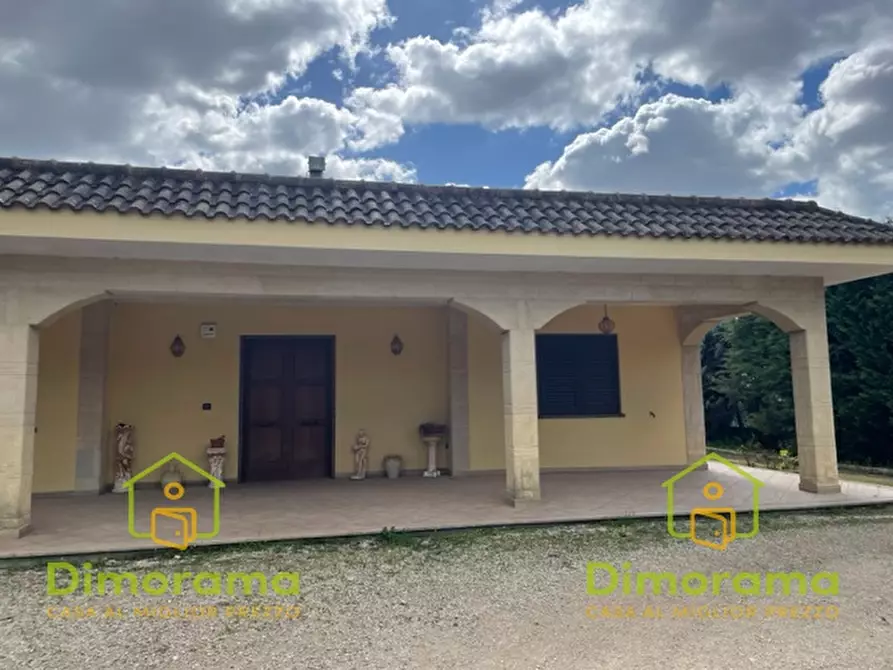 Immagine 1 di Villa in vendita  in via str.comunale montanara c.da Tre Masserie a Bagnolo Del Salento