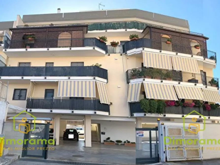 Immagine 1 di Locale commerciale in vendita  in Vico XX Vittorio Emanuele 29 n. 31 e Traversa 118 di Corso V. Emanuele 26-27 a Bari