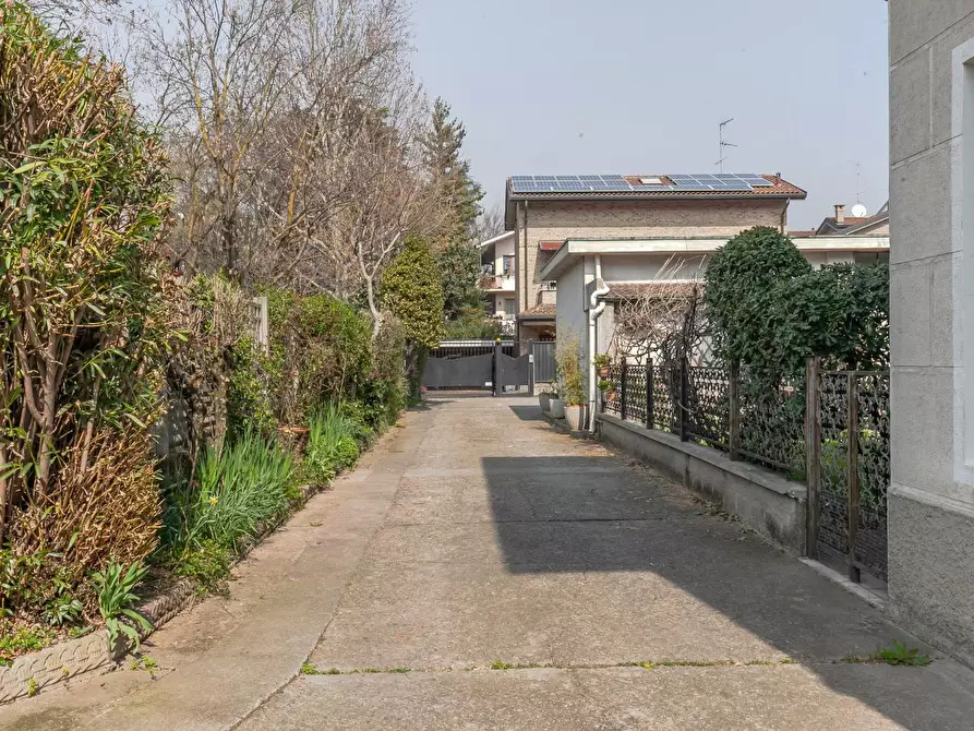 Immagine 1 di Villa in vendita  in Via DE AMICIS a Novate Milanese