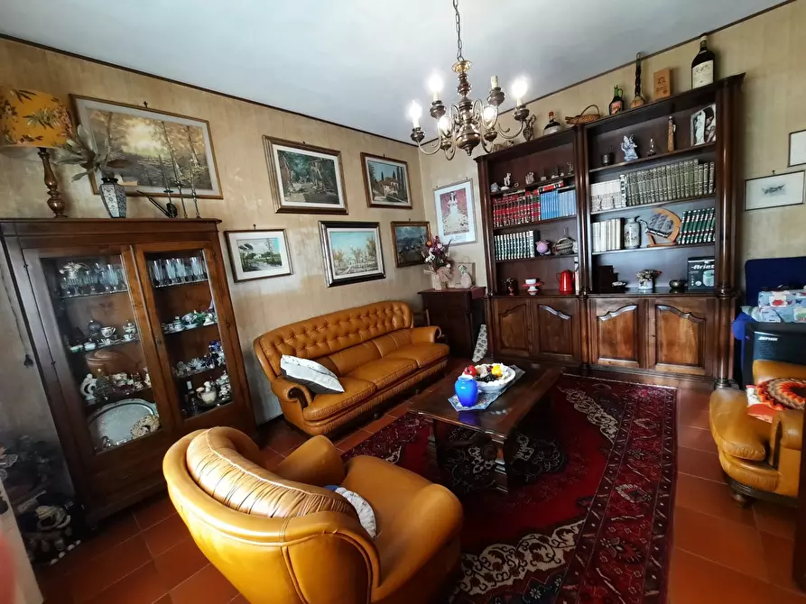 Immagine 1 di Villa in vendita  in bollori a Lucca