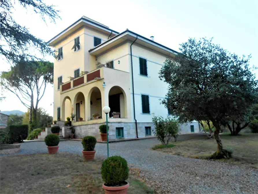 Immagine 1 di Villa in vendita  in Via della Chiesa IX a Lucca