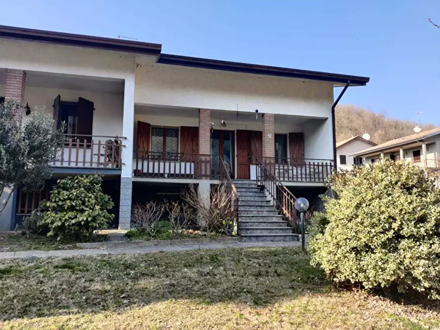 Immagine 1 di Villa in vendita  a Medesano