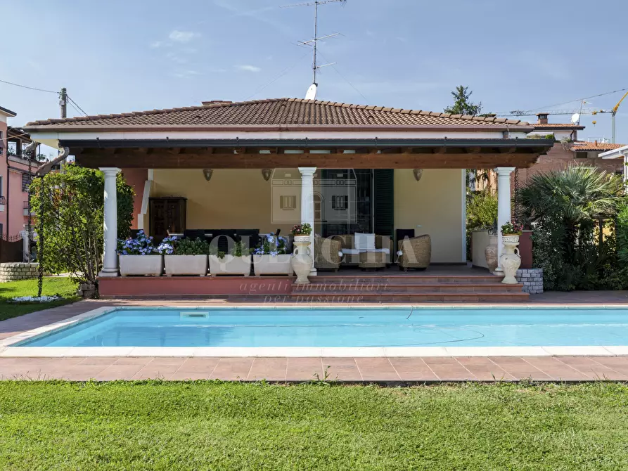 Immagine 1 di Villa in vendita  in Via Torino a Brescia