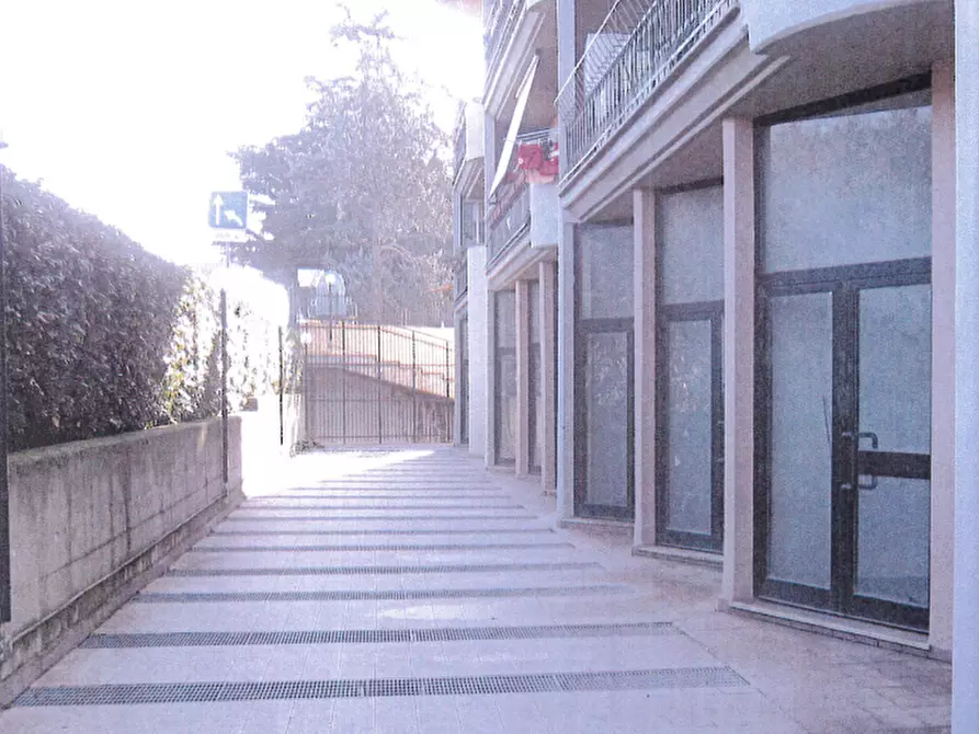 Immagine 1 di Negozio in affitto  in Via Nettunense Vecchia a Marino