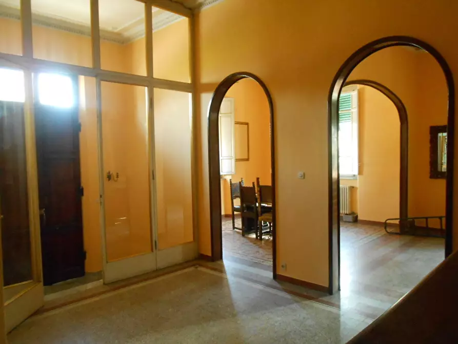 Immagine 1 di Villa in vendita  in Viale Guglielmo Marconi a Lucca