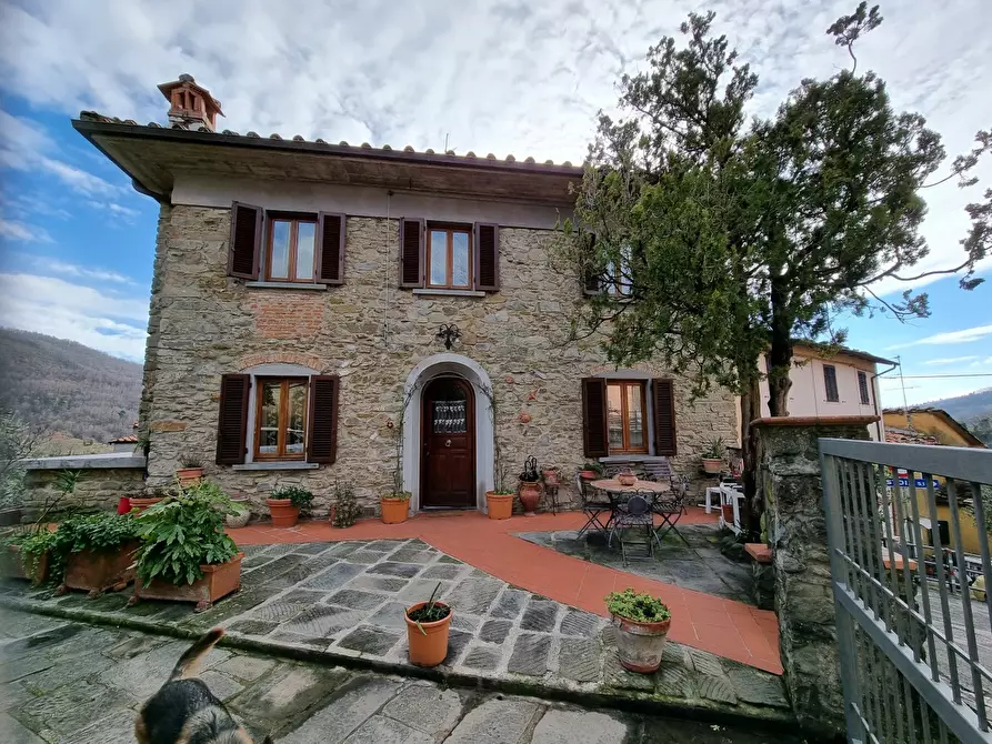 Immagine 1 di Villa in vendita  a Pistoia
