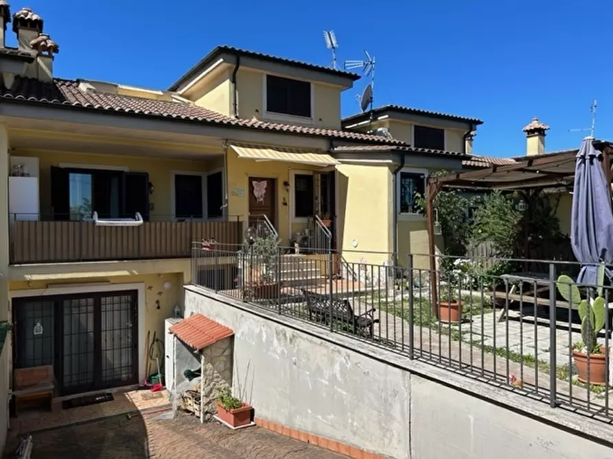 Immagine 1 di Villa in vendita  in Via Appiano a Guidonia Montecelio