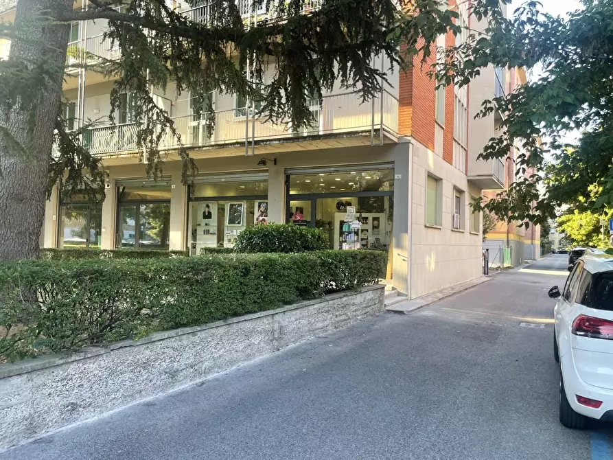 Immagine 1 di Negozio in affitto  in Via Giuseppe Malagoli a Bologna