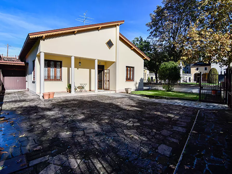 Immagine 1 di Villa in vendita  in Via Santuario a Pontevico