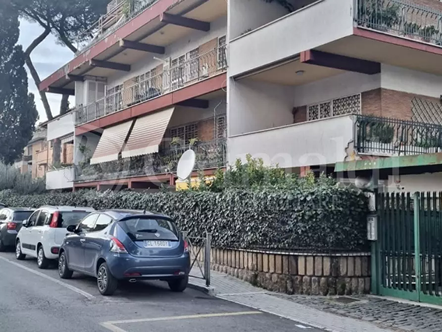 Immagine 1 di Posto auto in affitto  in Via al Quarto Miglio a Roma