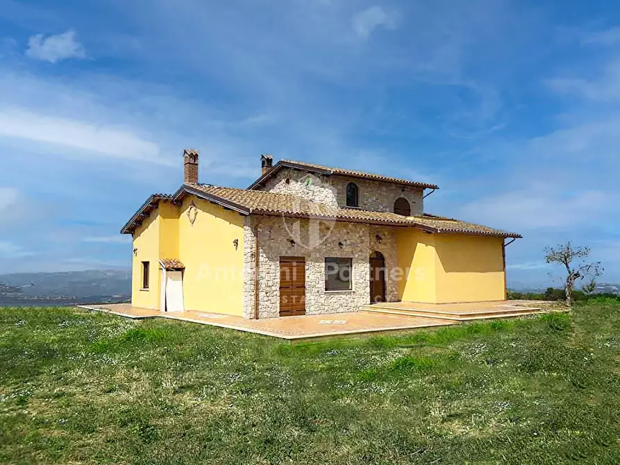 Immagine 1 di Villa in vendita  a Todi