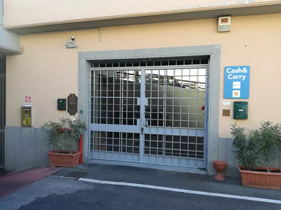 Immagine 1 di Negozio in vendita  in Via Sciadonna a Frascati