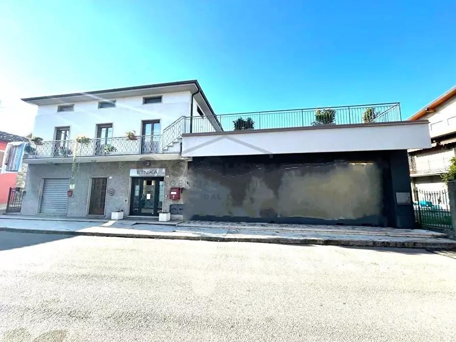 Immagine 1 di Negozio in affitto  in Via Tresolzio a Almenno San Bartolomeo