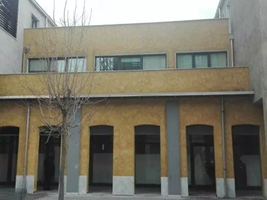 Immagine 1 di Negozio in vendita  in Via Cesare Arzelà a Santo Stefano Di Magra