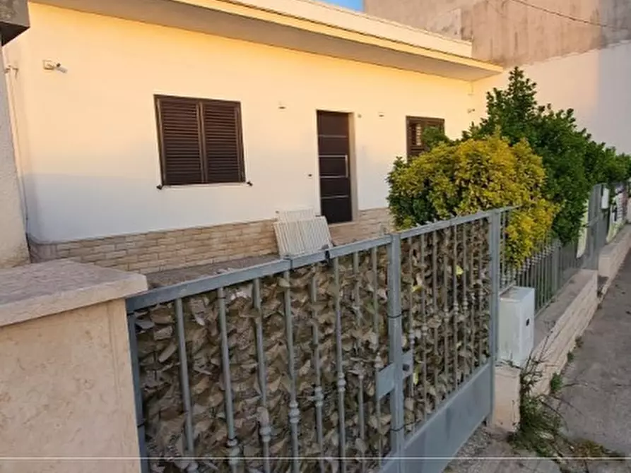 Immagine 1 di Villa in vendita  in Via Roma a Castro