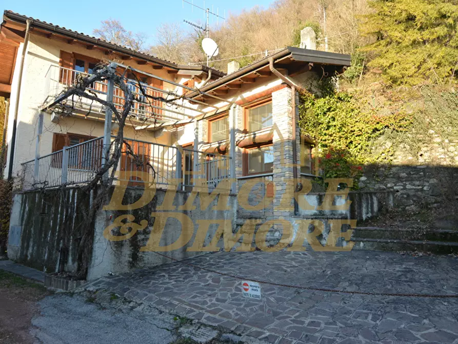 Immagine 1 di Casa indipendente in vendita  in Via Professor Monteggia a Laveno-Mombello