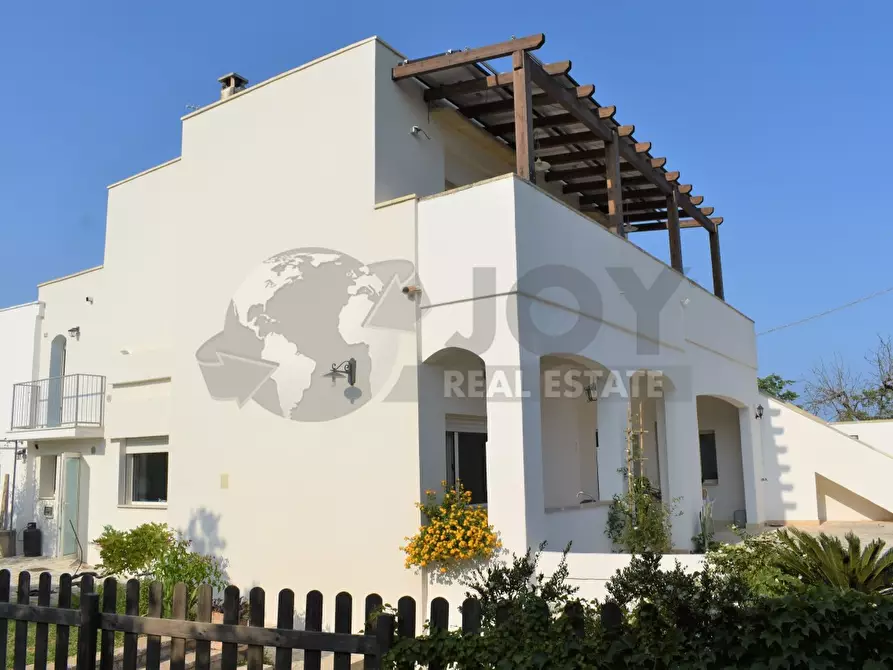 Immagine 1 di Villa in vendita  in Via Francesco Nullo a Castro
