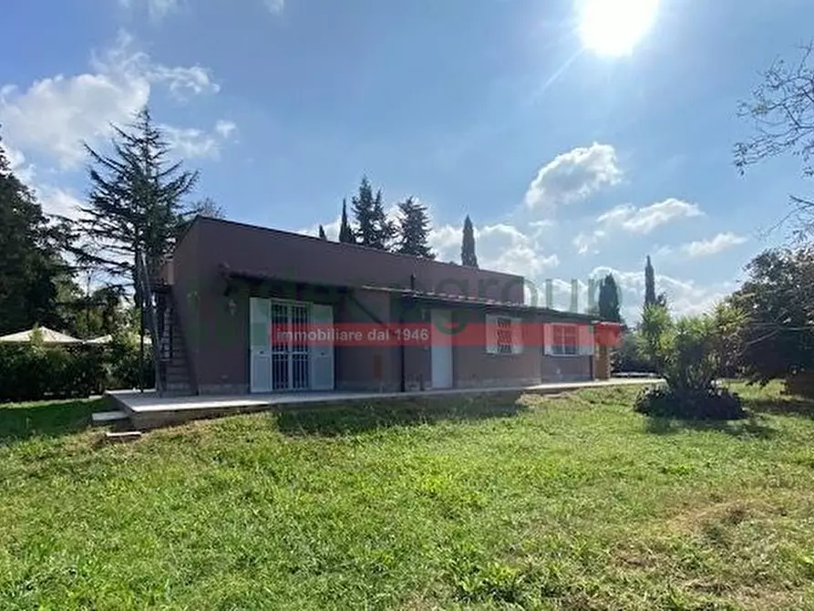 Immagine 1 di Villa in vendita  in via di scirocco a Livorno