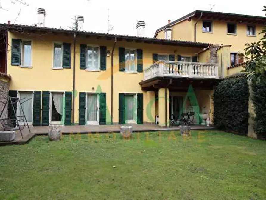 Immagine 1 di Villa in vendita  in Via Ada Negri a Adro
