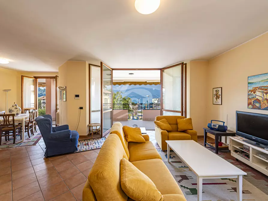 Immagine 1 di Appartamento in vendita  in Via della Repubblica a Laveno-Mombello