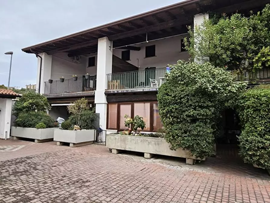 Immagine 1 di Villa in vendita  in Via Ugo Foscolo a Calcinato