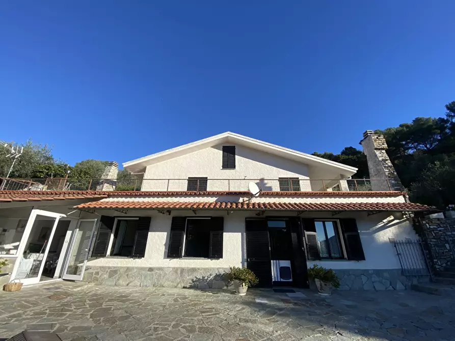 Immagine 1 di Villa in vendita  a San Bartolomeo Al Mare