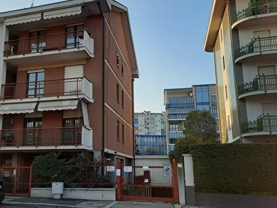Immagine 1 di Locale commerciale in vendita  in Via Cogne a Torino