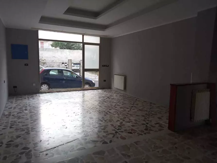 Immagine 1 di Negozio in affitto  a Ragusa