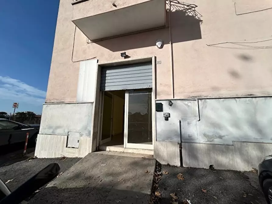 Immagine 1 di Negozio in affitto  in Via Umberto Maddalena a Guidonia Montecelio