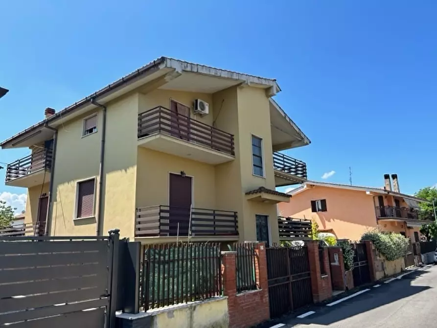 Immagine 1 di Appartamento in vendita  in Via dei Gerani a Guidonia Montecelio