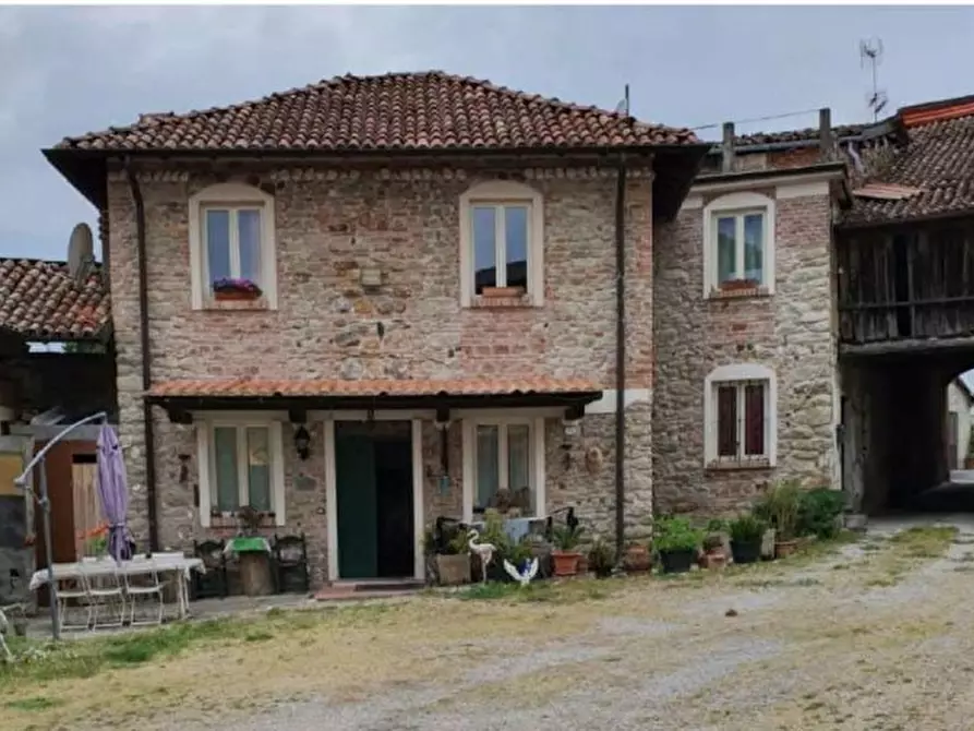 Immagine 1 di Villa in vendita  in Via Vittorio Emanuele a Carezzano
