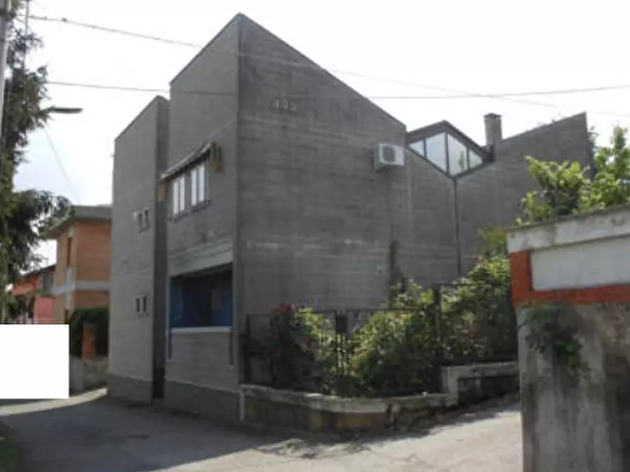 Immagine 1 di Villa in vendita  in Via Lino Perrone a Valenza