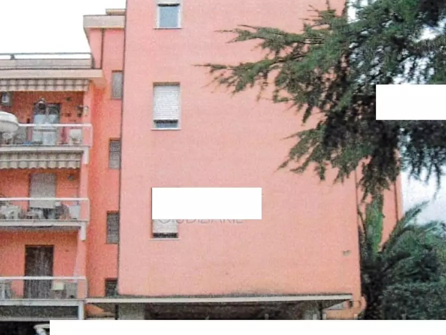 Immagine 1 di Appartamento in vendita  in Piazza Giulio Cesare Pupilli a Pescia