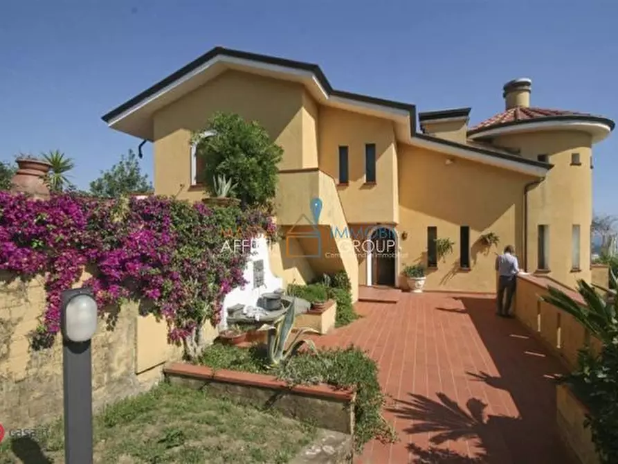 Immagine 1 di Villa in vendita  in Via San Lorenzo a Massa