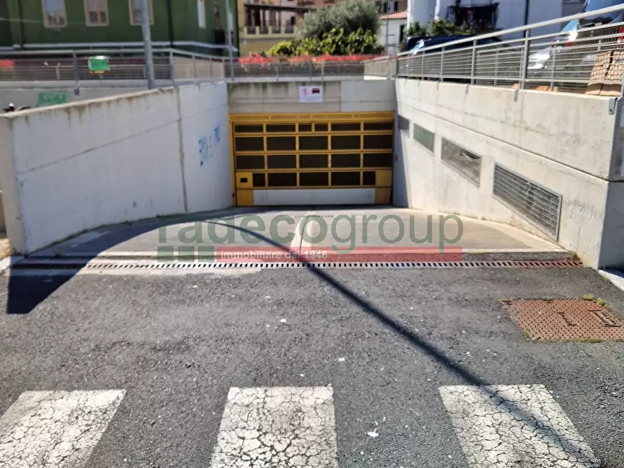 Immagine 1 di Posto auto in affitto  in Via Vittorio Corcos a Livorno