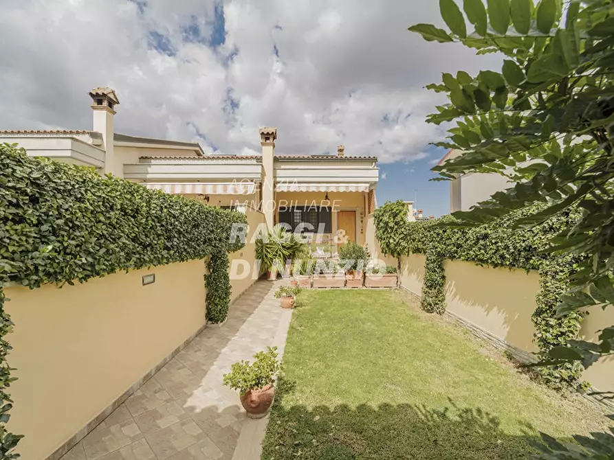 Immagine 1 di Villa in vendita  in V. Resuttano a Roma
