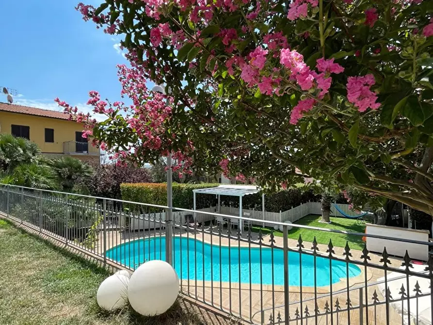 Immagine 1 di Villa in vendita  in via diaz a Castelfidardo