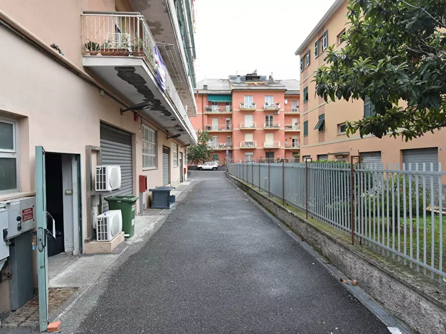 Immagine 1 di Magazzino in vendita  in Via San Felice a Genova