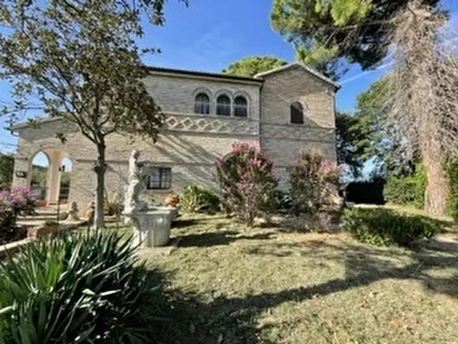 Immagine 1 di Villa in vendita  in VIA chiaravallese a Osimo