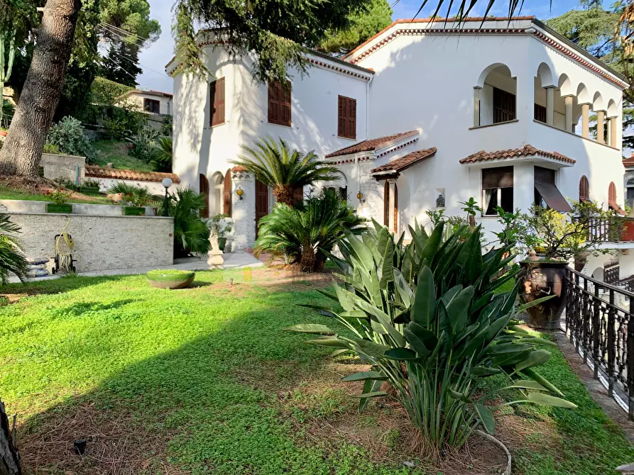 Immagine 1 di Villa in vendita  in VIALE GIOSUE CARDUCCI a San Remo