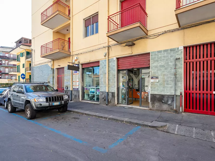 Immagine 1 di Negozio in vendita  in Via Tolmezzo a Catania
