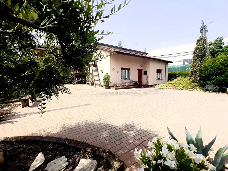 Immagine 1 di Villa in vendita  in Via del Lavoro a Gambettola