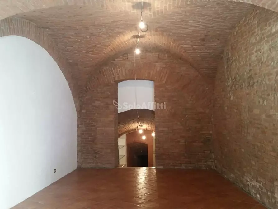 Immagine 1 di Negozio in affitto  in VIA DUPRE' a Siena