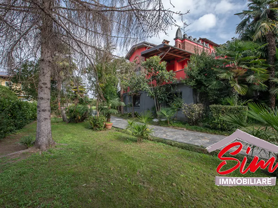 Immagine 1 di Villa in vendita  in Via Sempione a Oleggio